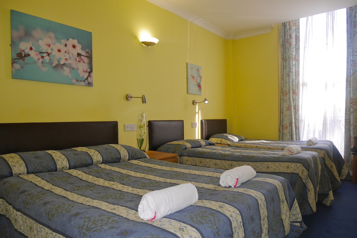 Photograph displayed for Standard Quadruple Room on Expedia